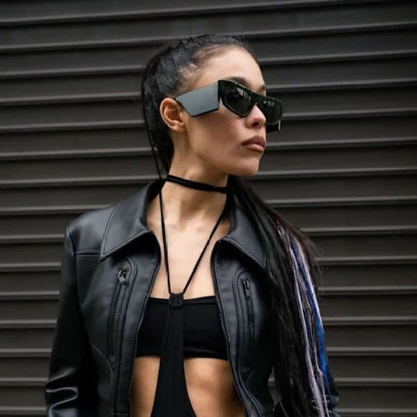 2024 Uusi saapuminen Retro Pieni CatEye Mukautettu 3D Metallilogo Leveät Jalat Aurinkolasit Naiset C3 Fashion