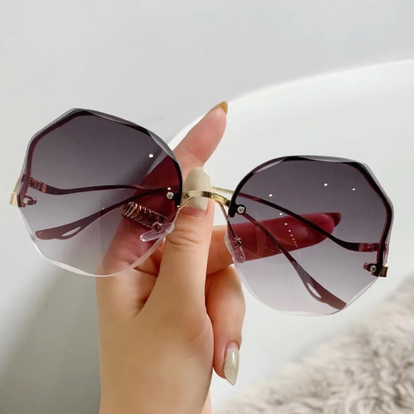 2024 Nya koreanska designer solglasögon för kvinnor och män, trendiga, stora bågar, hållbara sportglasögon, HD UV400 C1 FASHION