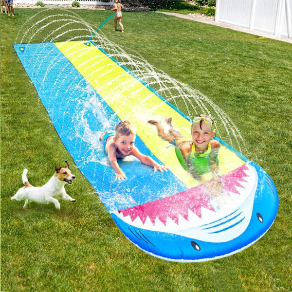 Oppustelig vandrutschebane med sprinkler: Børns sommerlige vandglæde, kraftig græsplænevandrutschebane, 2 bodyboards, perfekt til udendørsfester! 140x480cm