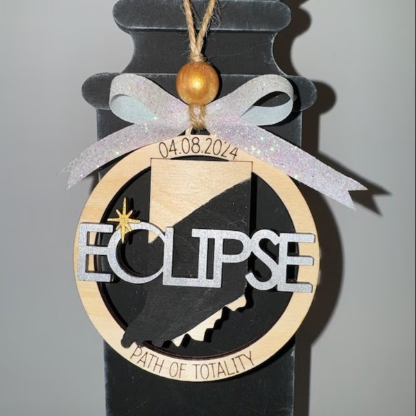 2024 Solar Eclipse Ornament: Træminde med Path of Totality States - Perfekt souvenir til Eclipse Party, Inkluderer 12 stater 1