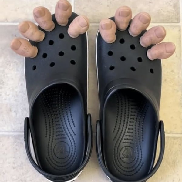Unikke 3D Big Toe Croc Charms med behårede detaljer - Sjov DIY skodekoration til kreativitet 2pcs hairless