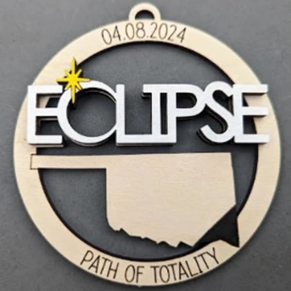 2024 Solar Eclipse Ornament: Träminne med Path of Totality States - Perfekt souvenir för Eclipse Party, inkluderar 12 stater 4