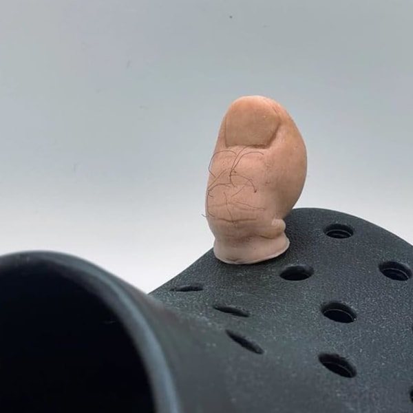 Unika 3D Big Toe Croc-berlocker med hårig detalj - rolig DIY-skodekoration för kreativitet 2pcs hairless