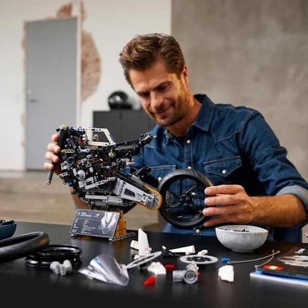 LEGO® Technic 42130 BMW M 1000 RR, BMW Motorcykelkonstruktion, Moto GP-modellsats, skala 1:5, Biker-present, för vuxna