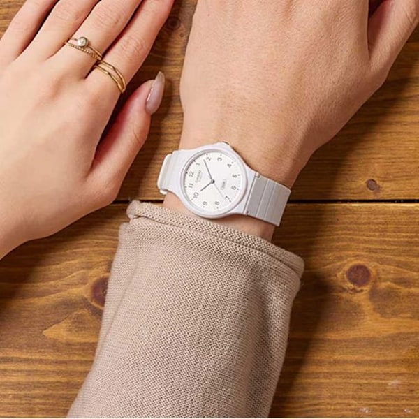 Casio Klocka i biosyntetisk resin vit med lättlästa siffror och vattentålig - Diameter: 31,5 mm