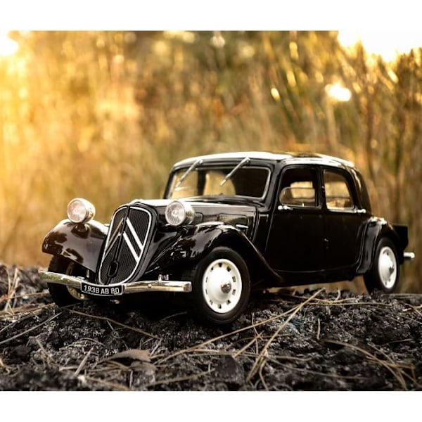 Samlarbil SOLIDO - Citroën Traction 11 Cv Blach 1937 - Vit - 1/18:e i metall Svart
