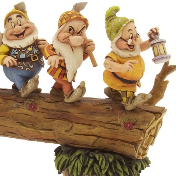 7 Dwarfs Figurine - Homeward Bound - Disney Tradition av Jim Shore - Träeffekt - Snövit träeffekt