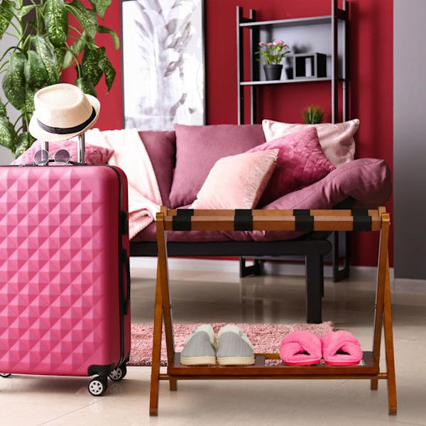 Relaxdays Fällbart bagagebord, trä, H x B x D: 54,5 x 66 x 44,5 cm, 2 hyllor, hotellbagagehållare, natur brun, svart