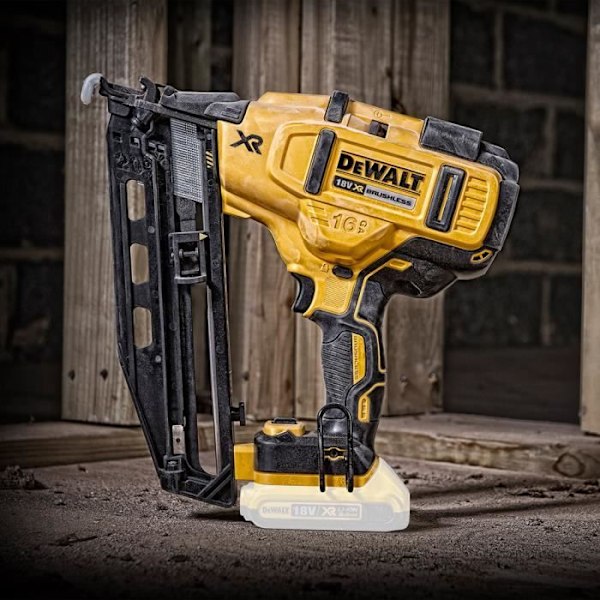 DEWALT DCN660N sladdlös 16 gauge finish spikpistol utan batteri eller laddare