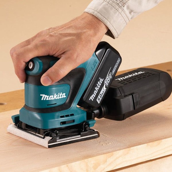 Orbital slipmaskin MAKITA DBO480RTJ 112 x 102 mm 18V BL1850BX2