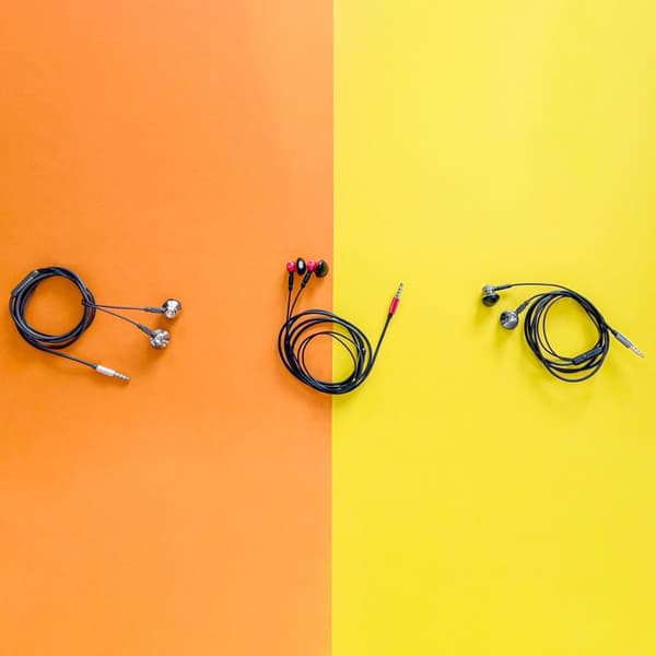 In-ear hörlurar med kabel i metall, mini-jack 3,5 mm, grå