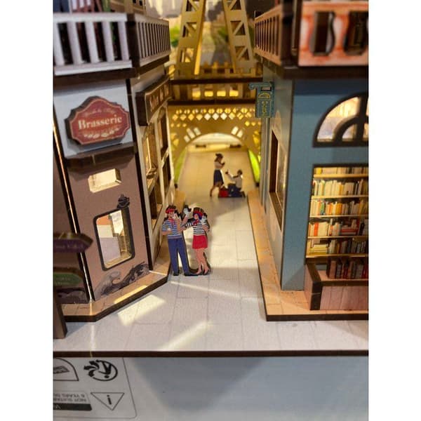 Bokhylla - DIY Kit för att bygga 3D-modell Bokstöd - REVELL - Tiny Adventures - Paris - LED