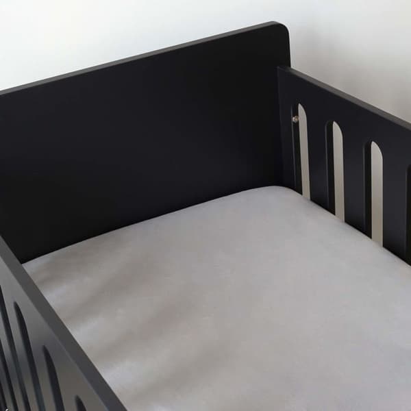 Tre kilo sju - 816 1003 - Spjälsängskydd - 70x140 cm - 100% Bomull - Oeko-TEX-märkt - Elastisk Jersey - Grå