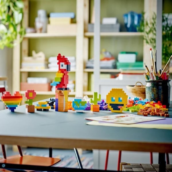 LEGO® Classic 11030 klossarpaket, klossleksak med papegoja, blomma och emoji, present