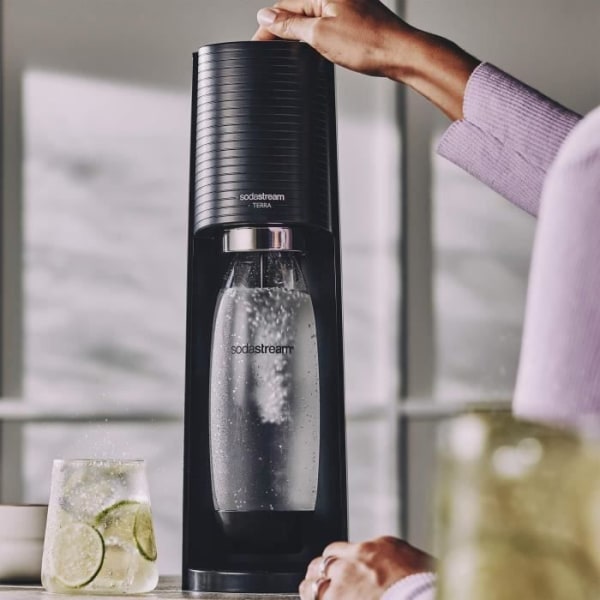 SodaStream TERRA sprudlande vattenmaskin - förpackning 1 1L diskmaskinskompatibel flaska + 1 60L Clip-On Gas Refill - Svart