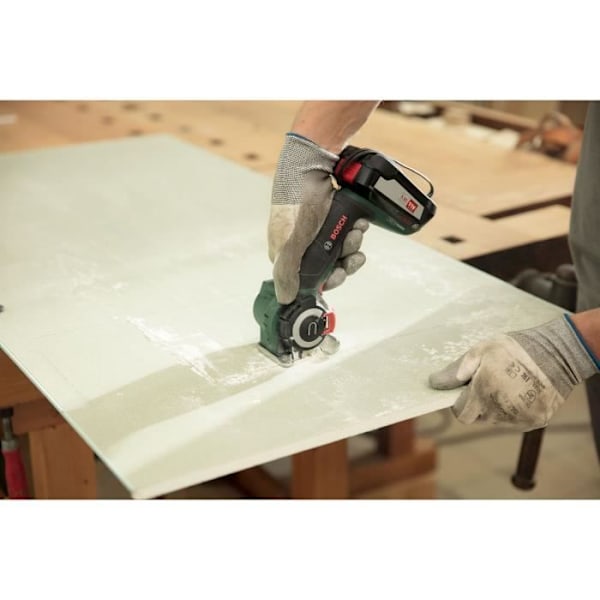 Bosch sladdlös flerfunktionssåg - AdvancedCut 18 - NanoBlade träblad - 65 mm djup Grön
