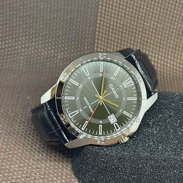 Casio Classic analoga klockor designade - Armband i svart läder - MTP-V004L-1C