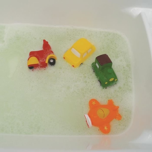 LUDI - Små plastleksaker för att leka i badet Från 6 månader. 4 roliga sprinklertransporter: bil, flyg, skoter, Transport