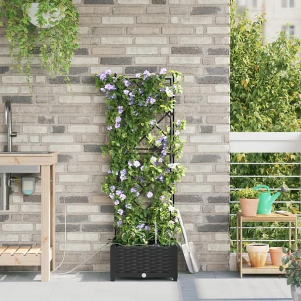 Blomlådor med bevattningssystem i svart vatten
