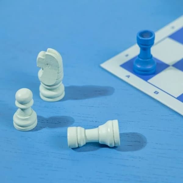 Herr Underbart schackspel - Blå/Vit - 25x0,5x25 cm Blå vit
