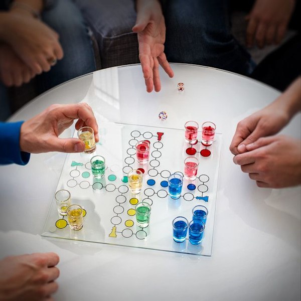 Relaxdays Alkoholspel Ludo för vuxna, för att dricka, 2 tärningar och 16 shotglas, roligt, färgglatt Blå, gul, grön, röd