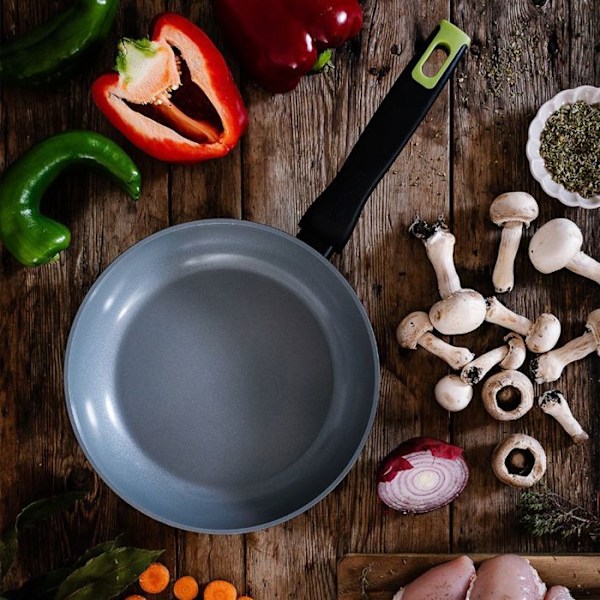 MONIX Eco Nature | Stekpanna i återvunnen smidd aluminium, förstärkt non-stick keramik, passar alla värmekällor inklusive induktion, 24 cm