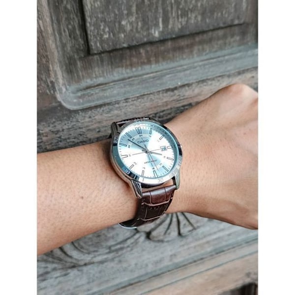 Casio - En klassisk klocka - Brunt läderarmband - MTP-V004L-7C