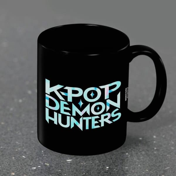 Kpop Demon Hunter – Svart keramikmugg 325ml – Logotyp