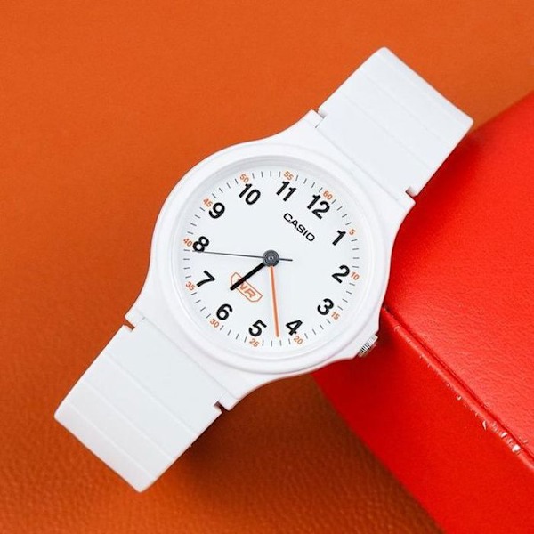 Casio Klocka i biosyntetisk resin vit med lättlästa siffror och vattentålig - Diameter: 31,5 mm