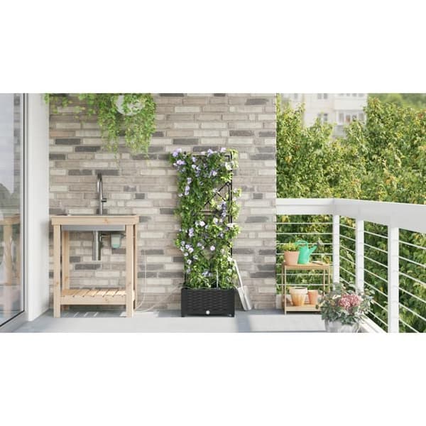 Blomlådor med bevattningssystem i svart vatten