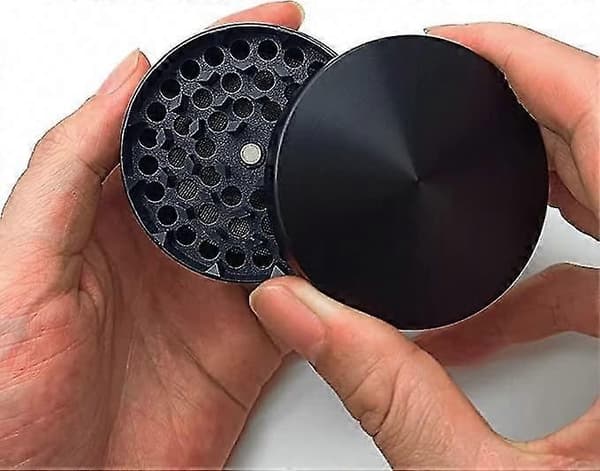Stor 2,4\" (63 mm) 4-delt krydderikværn i zinklegering i sort