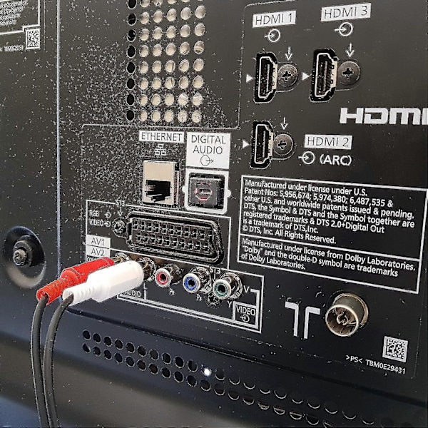 Par av 90 graders guldpläterade RCA-kontakter med armbågsform för vinkeländring av L+R stereo- eller AV-videokablar, hane till hona