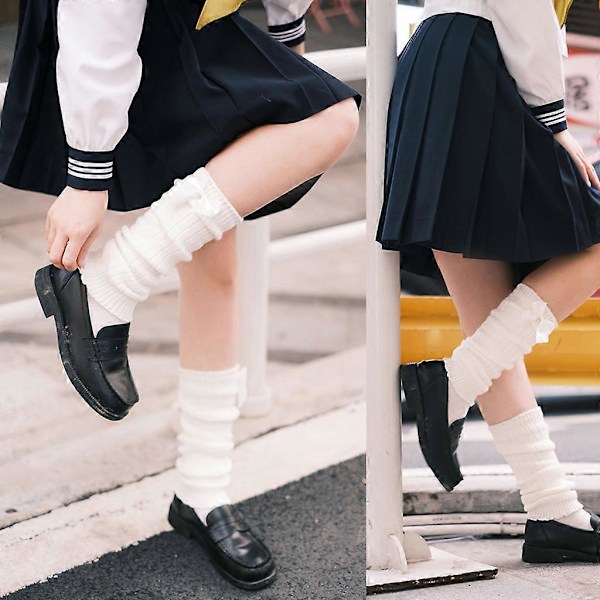 Japanilaiset naisten palmikkoneulotut säärystimet, suloinen rusetti Lolita-tyyliin, opiskelijoiden yksiväriset jalkasuojat, virkatut raidalliset pohjesukat, kierretty musta