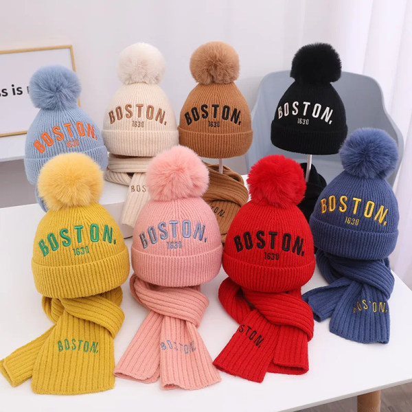 2023 Baby Kids Beanie Set Boston Letters Big Fur Ball 2 st Pojkar Flickor Vinter Villus Hat Scarf Set För 3 till 8 år Coffee