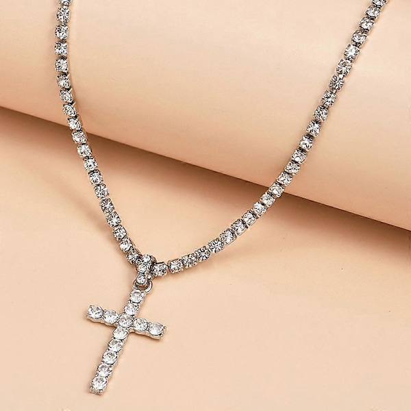 Glänsande Vita Kristaller Kors Hänge Halsband Smycken för Födelsedagsfest