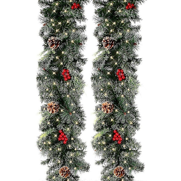 Julekranser med kongler, røde bær, kunstig julekrans, peiser, trapper, dekorasjon til inngangsdøren for nyttår