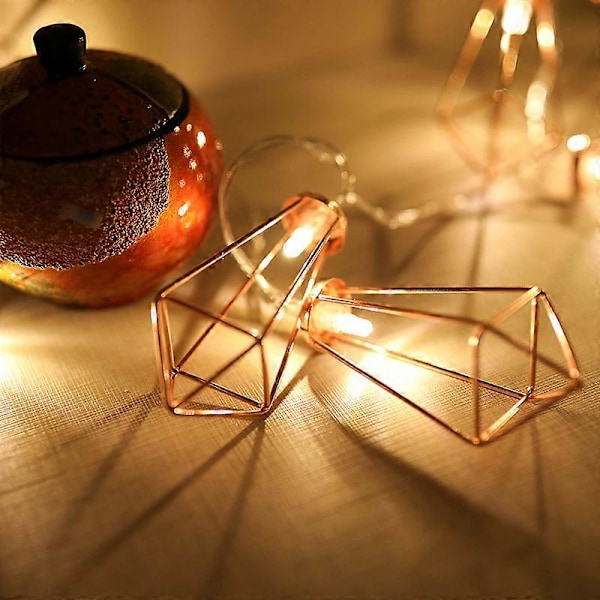 Kopparfärgad geometrisk LED-ljusslinga - 4 meter - Med nätkontakt, drivs INTE med batterier - 20 varmvita LED-lampor - koppar/roséguldfärgad pyramidform - led
