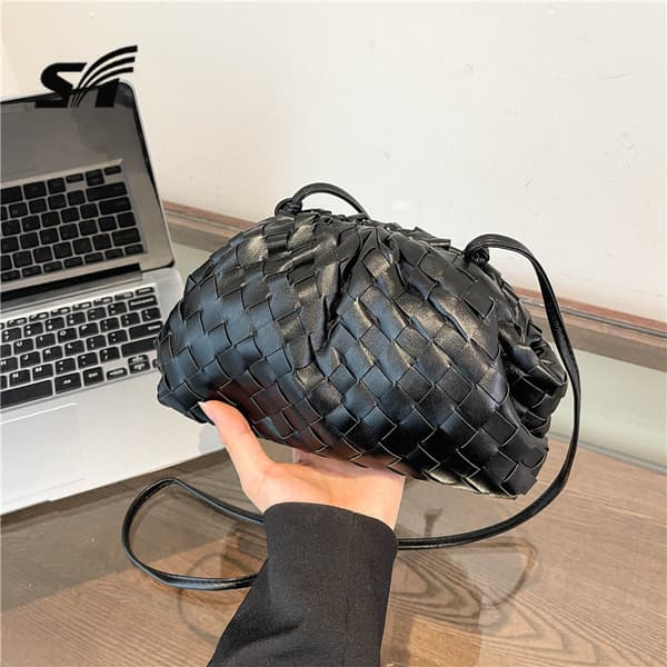 PU-vävd axelväska Cloud Mini läderclutch svart