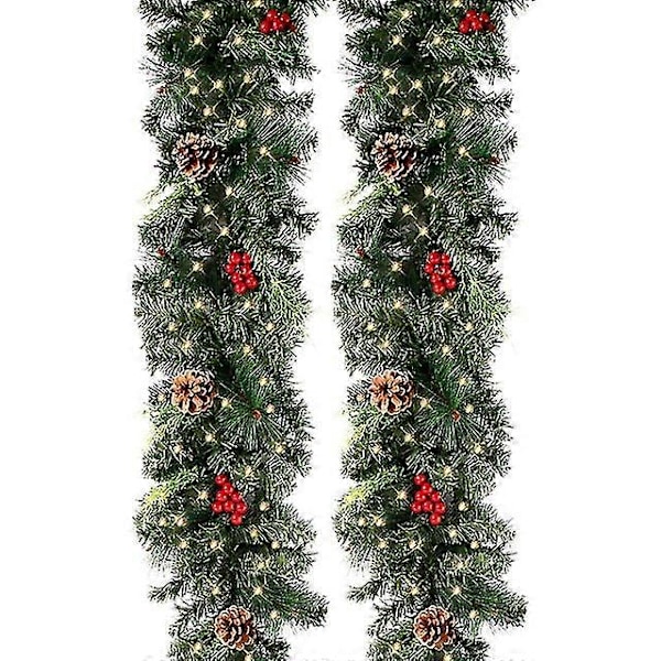 Julekranser med kongler, røde bær, kunstig julekrans, peiser, trapper, dekorasjon til inngangsdøren for nyttår