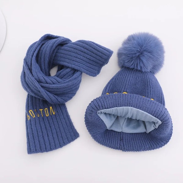 2023 Baby Kids Beanie Set Boston Letters Big Fur Ball 2 st Pojkar Flickor Vinter Villus Hat Scarf Set För 3 till 8 år Red