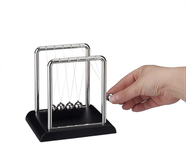 Newtons pendul, klassisk pendul, 5 kugler, kuglependul, sølv, 9 x 7,5 x 9 cm