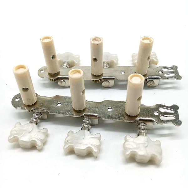 Ett par gitarrstemmemaskiner, hvite maskinhoder for klassisk gitar, gitardeltilbehør