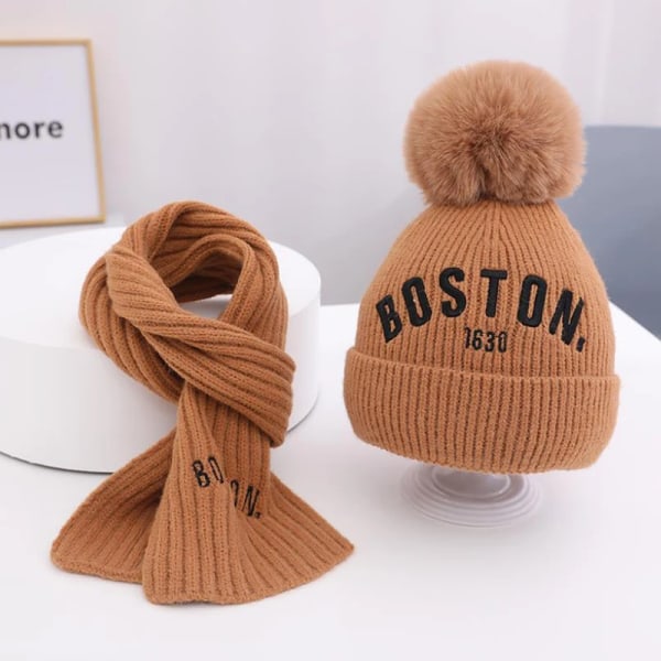 2023 Baby Kids Beanie Set Boston Letters Big Fur Ball 2 st Pojkar Flickor Vinter Villus Hat Scarf Set För 3 till 8 år Coffee