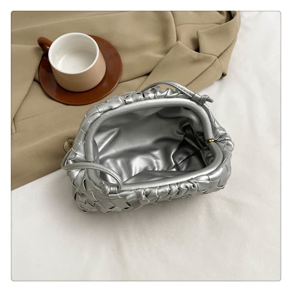 PU-vävd axelväska Cloud Mini läderclutch svart