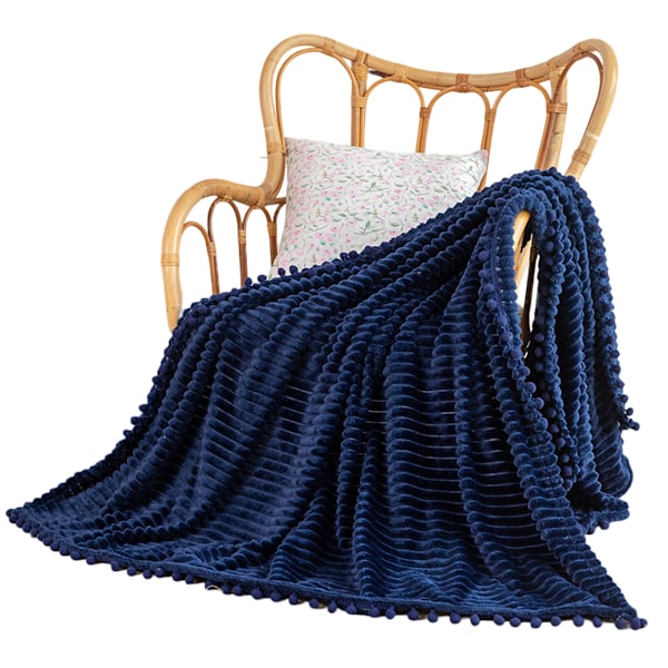 Fleecepledd i pleddstørrelse – 51x63, Myk, Plysj, Fluffy, Lodden, Varm, Koselig – Perfekt pledd for sofa, seng, sofagruppe - med pompom-frynser Deep blue