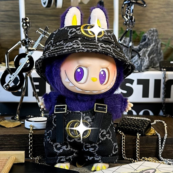 Sommerudsalg Labubu dukkeklæder første generation anden generation blind box Labubu dukkeklæder (bucket hat + overall) GG svart kostym