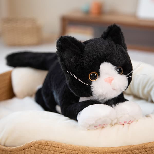 Krammedyr kat sort, stor blød legetøjskat liggende, fluffy plyslegetøj