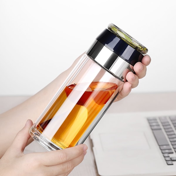 Vattenflaska av glas med teinfusionsfilter teseparation