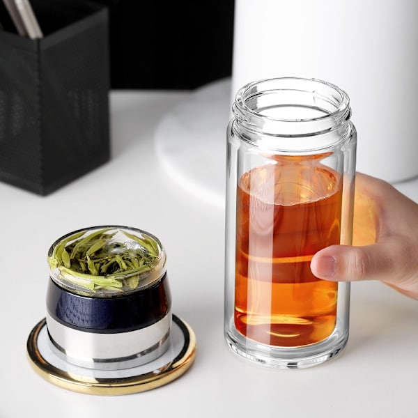Vattenflaska av glas med teinfusionsfilter teseparation
