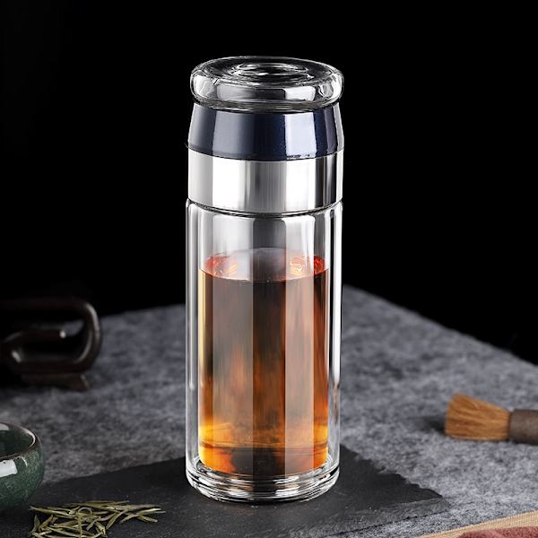 Vattenflaska av glas med teinfusionsfilter teseparation